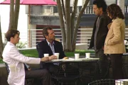 Dr. House (Hugh Laurie, 2.v.li.) konfrontiert die Eltern (re. Robin Thomas, Wendy Gazelle) des kranken Dan mit seiner Vermutung, dass sie dem Ärzteteam etwas verheimlichen. Wie sich schließlich herausstellt, ist Dan ein adoptiertes Kind.