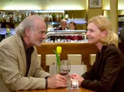 MDR Fernsehen IN ALLER FREUNDSCHAFT FOLGE 360, "Gib frei, was du liebst!", am Donnerstag um 11:45 Uhr. Nachdem Simoni Ingrids (Jutta Kammann) Einladung abgelehnt hat, geht sie mit Johannes Beling (Claus Dieter Clausnitzer) ins Theater. Die beiden verbringen einen schönen Abend miteinander. Simoni belastet die Situation mit Ingrid so sehr, dass er sogar eine OP abbrechen muss. Er verlangt von Ingrid eine Entscheidung.
