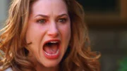 Lily (Kathryn Hahn) steht unter Schock: Vor ihren Augen wird ihre Mutter überfahren. Die Verwendung des sendungsbezogenen Materials ist nur mit dem Hinweis und Verlinkung auf TVNOW gestattet.