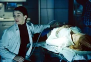 Während des Ultraschalls in der Klinik, macht sich Scully (Gillian Anderson, r.) Sorgen um ihr Ungeborenes.