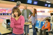 Während Mike (Neil Flynn) sich mit einem Ehepaar (Jim Abele und Bekka Prewitt) und ihrem Sohn (Skyler James Sandak) unterhält, bekommt Frankie (Patricia Heaton) einen beunruhigenden Anruf von ihren Kindern ...