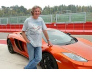 James May mit dem Mclaren Mp4-12c.