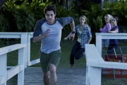 Zac (Chai Romruen, vorne) entkommt den Mädchen Lyla (Lucy Fry, Mitte), Nixie (Ivy Latimer, re.) und Sirena (Amy Ruffle, li.) und springt in der Vollmondnacht ins Meer. Er will zur Insel Mako.