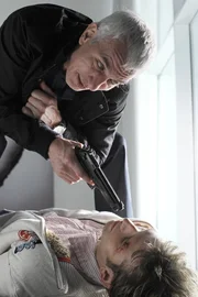 Turowski (Ralf Richter, oben) will von Bonraths Sohn Jochen (Tilbert Strahl-Schäfer) wissen wo die Erpresserfotos sind, die Faber als Sicherheit an einem geheimen Ort hinterlegt hat.