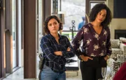 Special Agent Hana Gibson (Keisha Castle-Hughes, l.); Special Agent Sheryll Barnes (Roxy Sternberg, r.)