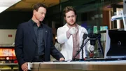Auf einer alten Postkarte finden Mac Taylor (Gary Sinise, l.) und Adam Ross (A.J. Buckley) erste Spuren. Diese könnten sie womöglich zu dem vermissten Mädchen führen.