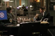 L-R: Gordon Wyatt (Stephen Fry) und Booth (David Boreanaz)