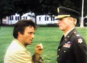 Lt. Columbo (Peter Falk) hält Colonel Rumford (Patrick McGoohan, re.) mit seinen Ermittlungen auf dem neuesten Stand. Rumford scheint nicht sonderlich beeindruckt.