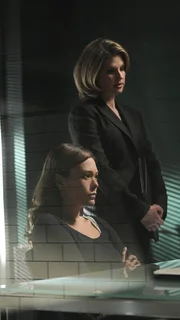 Kate Price (Lindsay Price, l.) sitzt wegen Mordverdachts in Untersuchungshaft und wird von ihrer Anw&auml;ltin Annie Cartland (Megan Ward) vehement verteidigt.