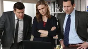 Booth (David Boreanaz, l.) und Brennan (Emily Deschanel) erhoffen sich von dem Chef des Opfers, Dr. Richard Burke (Larry Sullivan), Hinweise auf Abby Briggs' Mörder.