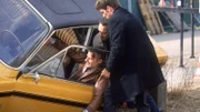 Nach einem schweren Unfall können Jan (Christian Oliver, re.) und Semir (Erdogan Atalay, Mi.) den Fahrer des Pick-ups gerade noch rechtzeitig aus dem Wrack ziehen. Obwohl er nur leichte Verletzungen erleidet, stirbt der junge Fahrer Björn Weber (Marcel Vietzke).