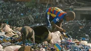 Ein Kind sucht auf einer Muellkippe in Sierra Leone nach Brauchbarem.  Verwendung nur in Verbindung mit der Programmkommunikation. Jede andere Nutzung ist untersagt.; Ein Kind sucht auf einer Muellkippe in Sierra Leone nach Brauchbarem.  Verwendung nur in Verbindung mit der Programmkommunikation. Jede andere Nutzung ist untersagt.