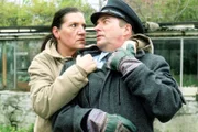 Walter (Katy Karrenbauer) will von Kittler (Egon Hofmann) wissen, was mit Nora passiert ist. Unter dem Druck erzählt er, Nora hätte angeblich einen Unfall gehabt und wurde in der Gärtnerei vergraben...