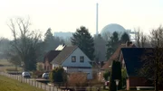Der Rückbau des Kernkraftwerks Unterweser im Landkreis Wesermarsch hat mit dem Abbau des im Jahr 2011 abgeschalteten Reaktors begonnen.