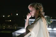 In Gedanken versunken, schaut Lisa (Alexandra Neldel) über die Stadt. (Dieses Foto von Alexandra Neldel darf nur in Zusammenhang mit der Berichterstattung über die Serie "Verliebt in Berlin" veröffentlicht und verbreitet werden.)
