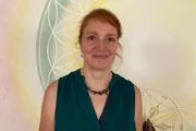 Die Porzellanmalerin Annett Oehme malt intuitive Kunstwerke auf die Haut ihrer Kund:innen und überträgt diese auf Zellstoff.
