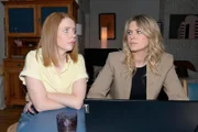 Toni (Olivia Marei, l.) und Alicia (Josefin Bressel) fragen sich, ob Matilda doch Interesse an Erik hat.