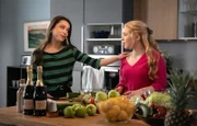 Lisa Schroth (Ella Zirzow, re.) plant eine Abi-Party und Emma Brückner (Vivien Sczesny, li.) hilft ihr bei den Vorbereitungen.