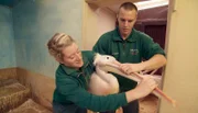 ARD/NDR LEOPARD, SEEBÄR UND CO., Folge 115, "Eiertanz mit einer Giftnudel", am Dienstag um 16:10 Uhr im ERSTEN. Jill Jensen und Philipp Detzner fangen einen Pelikan.