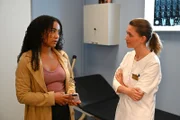 Nathalie (Amrei Haardt, r.) kommt ein schlimmer Verdacht, als Imani (Féréba Koné) ihren Fragen ausweicht.