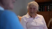 Irmgard Eiben aus Wilhelmshaven war bereits nahezu taub. Mit 94 Jahren hat sie sich ein Cochlea-Implantat setzen lassen und blüht seitdem regelrecht auf.