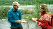 Nationalparksgeologe P&aring;l (l) zeigt Tamina Kallert Eis aus der Wikingerzeit.