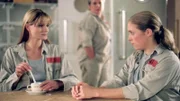 Uschi (Barbara Freier, Mi.) bekommt mit, wie Natascha (Susann Uplegger, li.) versucht, Nora (Hanna Jürgens) für sich zu gewinnen.