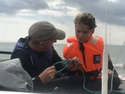 Im Segelkurs muss Cäcilia sehr viel lernen - dazu zählen auch wichtige Segelknoten.