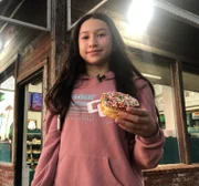 Keira liebt Donuts.