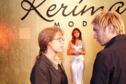 Lisa (Alexandra Neldel, l.) bereitet mit Marc (Jean-Marc Birkholz, r.), dem Fotografen, das Shooting mit Mariella (Bianca Hein, M.) vor. (Dieses Foto von Alexandra Neldel darf nur in Zusammenhang mit der Berichterstattung über die Serie "Verliebt in Berlin" veröffentlicht und verbreitet werden.)
