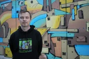 Geld bedeutet Freiheit und Macht, das hat Benjamin Gnahm schon frÃ¼h motiviert. Als Kind ein EinzelgÃ¤nger, in der Schule gemobbt â€“ aber zuhause am Computer ist er genial. Mit neun Jahren weiÃŸ er bereits, wie er den Kopierschutz von sÃ¤mtlichen Videospielen ausschalten kann. Als Jugendlicher ist er Teil einer illegalen Szene, die sich mit gestohlenen Kreditkarten teure Software besorgt, knackt, vervielfÃ¤ltigt und verkauft. Erwischt wird er nie. Heute arbeitet er legal.  Benjamin Gnahm gehÃ¶rt zur internationalen Hacker-Elite und wird fÃ¼r sein KÃ¶nnen sehr gut bezahlt. Er weiÃŸ, wie man in Smartphones einbricht und hat an einem Staatstrojaner mitgearbeitet â€“ einer umstrittenen Ãœberwachungssoftware, die in die HÃ¤nde totalitÃ¤rer Regime gelangt ist. Wie weit geht er fÃ¼r Geld?