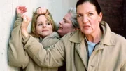 Walter (Katy Karrenbauer, re.) und Uschi (Barbara Freier, Mi.) nehmen Natascha (Susann Uplegger) in die Mangel, um etwas über Noras Tod zu erfahren.