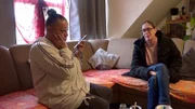 S11E65: Jannie kämpft derweil weiter mit Schimmel in ihrer Wohnung. Doch Nachbarin Sandra unterstützt sie bei der Kommunikation mit dem Hausmeister.