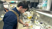 Souschef - der Vize-Küchenchef - Karsten Fricke bereitet die Vorspeise vor mit 15 Komponenten.