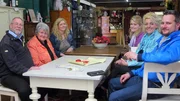 Von links: Hans Jürgen, Brigitte, Kaja, Lea, Martina und Trödelexperte Andreas Bierschock. Von links: Hans Jürgen, Brigitte, Kaja, Lea, Martina und Trödelexperte Andreas Bierschock.