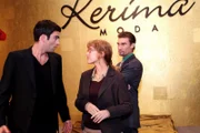 David (Mathis Künzler, l.) lehnt dankend ab, als Lisa (Alexandra Neldel, M.) ihn gemeinsam mit Richard (Karim Köster, r.) zu einer kleinen Feier einladen will. (Dieses Foto von Alexandra Neldel darf nur in Zusammenhang mit der Berichterstattung über die Serie "Verliebt in Berlin" veröffentlicht und verbreitet werden.)
