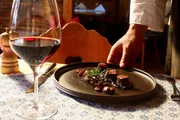 Der Haubenkoch Jeremias Riezler aus Vorarlberg kocht am liebsten nach hundert Jahre alten Rezepten und mit einheimischen Produkten. Oft mit solchen, die kaum noch jemand kennt. Im Salzburger Land wirft der 38-jährige Spitzenkoch einen Blick über seinen Tellerrand hinaus und ist auf der Suche nach fast vergessenen Speisen und regionale Köstlichkeiten in einem der schönsten Gebiete der Alpen. Hier will er mehr erfahren, über Bräuche, Traditionen und die Kochtöpfe der Menschen vor Ort.