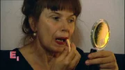 Die 59-jährige Lieselotte bereitet sich auf ihren nächsten Freier vor.