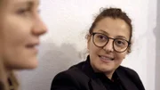 Die Bildungsaktivistin Jouanna Hassoun (re.) berichtet Past Forward Reporterin Jana Forkel von ihrer Kindheit in einem libanesischen Flüchtlingslager.