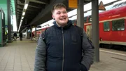 Damian macht sich auf den Weg von Hannover nach Rostock. Er möchte sich wieder eine Lebensgrundlage in seiner alten Heimat aufbauen. Dafür hat er ein Bewerbungsgespräch und hofft auf eine Ausbildungsstelle als Altenpfleger.
