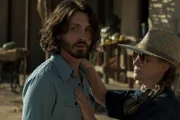 Jonah (Logan Lerman) und Chava (Jennifer Jason Leigh)