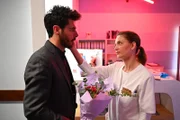 Matteos (Riccardo Angelini) Sorge um Valea verfolgt ihn bis in den Schlaf. Rechts Nathalie (Amrei Haardt)
