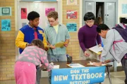 Adam Goldberg (Sean Giambrone, 3.v.l.)