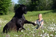Kerstin Brein, einzige Person aus Österreich, die bei der „Appassionata“, der größten Pferdeshow Europas, mitwirken darf. Ihr Training auf der Blütenwiese, im Bach und in der Reithalle wird gezeigt und auch ihr Auftritt bei der Appassionata.