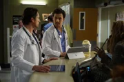 In der Notaufnahme kreuzt eine verwirrte Frau (Samaire Armstrong, r.) auf, die von Andrew (Giacomo Gianniotti, M.) und Nathan (Martin Henderson, l.) in Empfang genommen wird. Als jene plötzlich zusammenbricht, kümmern sich die beiden um sie ...