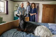 Die Ziege macht das G&auml;stezimmer wieder zum Stall: Wirtin Sophie (Aglaia Szyszkowitz, li.), ihre Freundin Verena (Regula Grauwiller) und Jan (Alexander Beyer) staunen &uuml;ber den Gast im Bett.