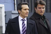 Castle (Nathan Fillion, r.) und Ryan (Seamus Dever, l.) sind beunruhigt, als eine alte Flamme von Esposito kurzzeitig aus dem Gef&auml;ngnis entlassen wird, um bei einem Fall zu helfen. Kann Esposito die n&ouml;tige Distanz wahren?