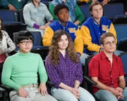 Vorne: Adam Goldberg (Sean Giambrone, r.), Emmy Mirsky (Stephanie Katherine Grant, 2.v.r.)