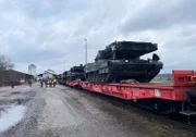Die NATO fährt die Verteidigungsausgaben hoch .