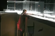 Beim Versuch, an die Kette zu gelangen, droht Lisa (Alexandra Neldel) abzustürzen ... (Dieses Foto von Alexandra Neldel darf nur in Zusammenhang mit der Berichterstattung über die Serie "Verliebt in Berlin" veröffentlicht und verbreitet werden.)